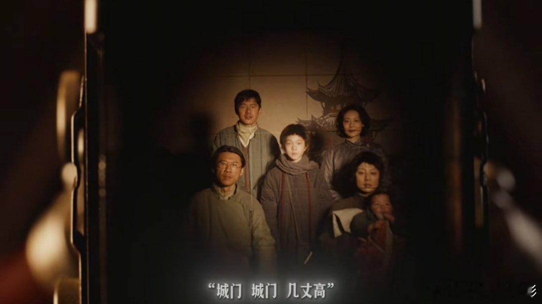 童谣的纯真和战争的残酷在同一个时空出现，赚足了眼泪“城门城门几丈高，三十六丈高…