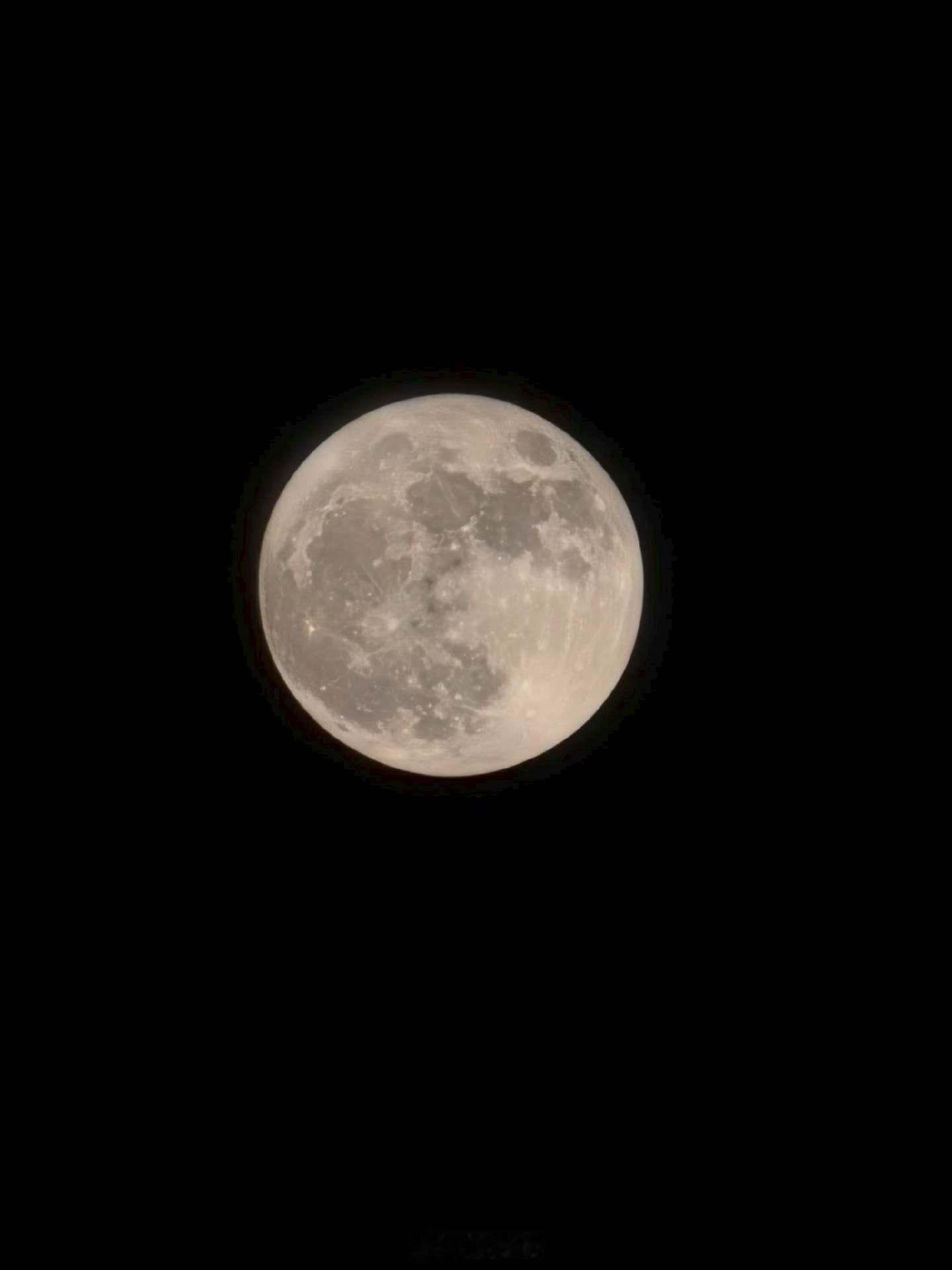 今晚，你看到蓝月亮 了吗？今天是5月31日，农历四月十五。一轮满月现身夜空，这轮