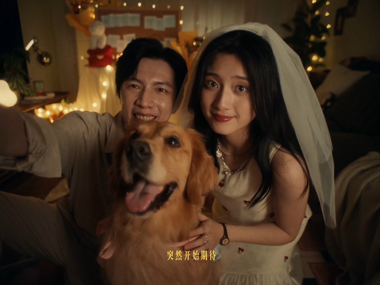 十年前和现在过的是一样的人生 翻看旧相册对比当下，生活模式几乎复刻，每天奔波谋生