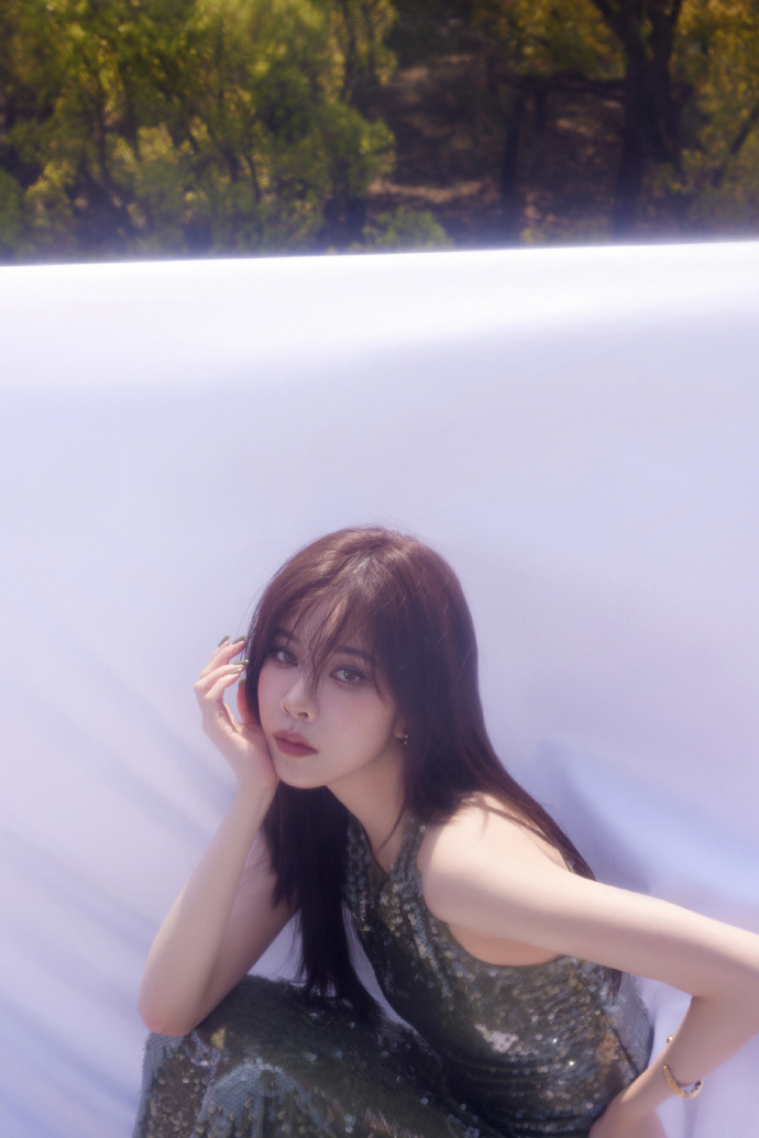 #宋妍霏纯欲烟熏妆#不得不说， 今日的造型堪称完美！橄榄绿亮片裙搭配人鱼猫眼妆，