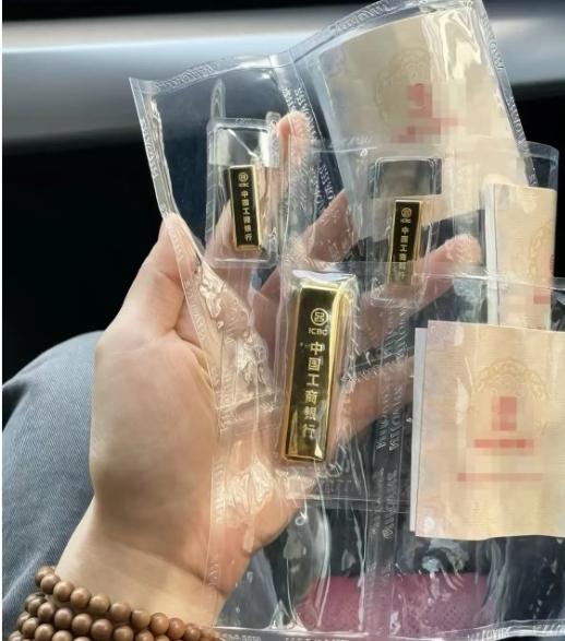 谁懂啊！今天的黄金行情简直是过山车！开盘从1045猛冲到1056，想抄底的没赶上