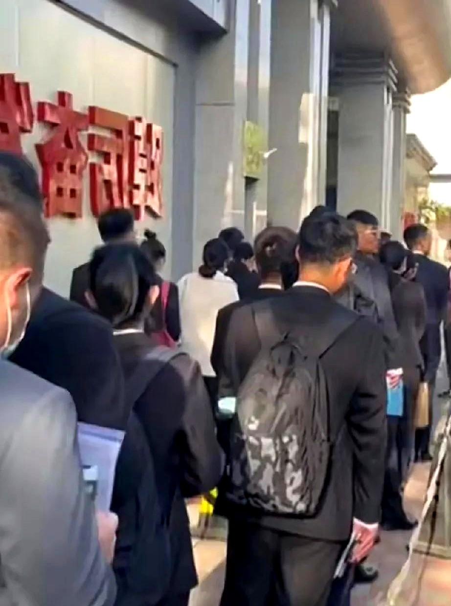 我同学在广州，负责公务员面试。

他说，现在的面试很公平！

他们这些考官上岗前