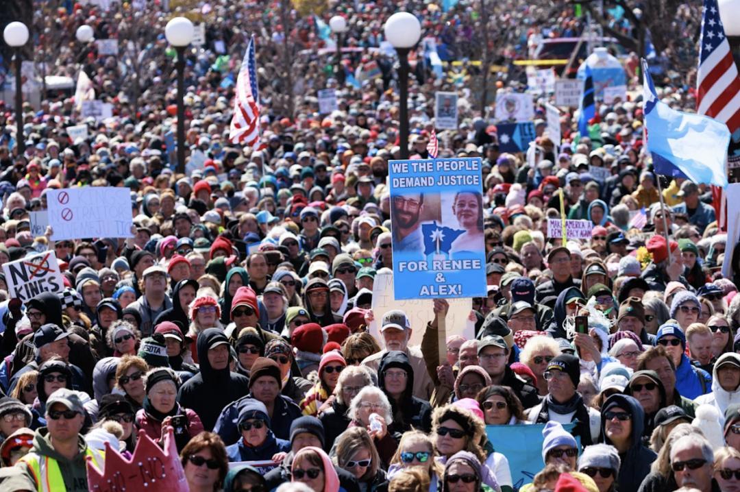 白宫紧急戒备！
3100个抗议点位全覆盖，900万人群压境，特朗普如何破局自救。