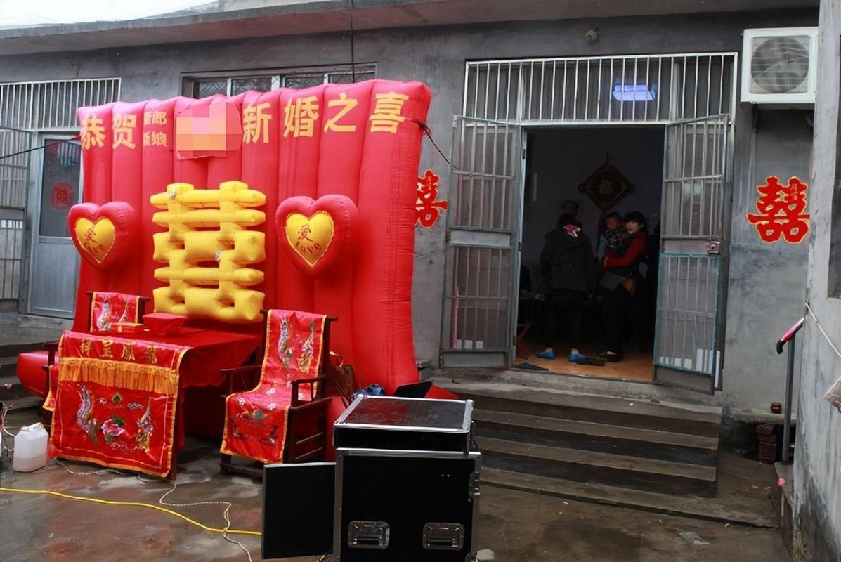 “谢谢啦，我走了”，2005年，一青年男子笑着走进刑场对着母亲和妻子说，待审判官