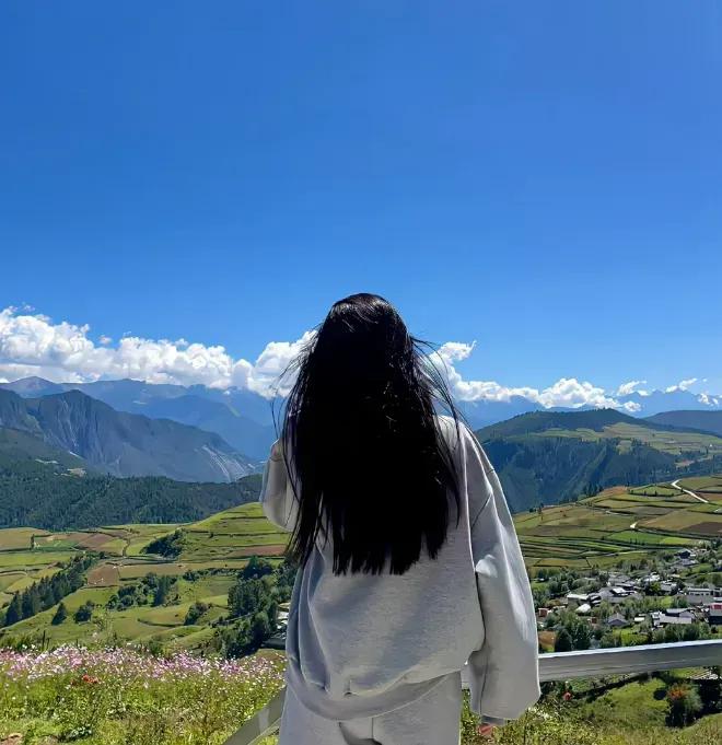 🔖〰️

你无需告诉每个人，
那一个个艰难的日子
是如何熬过来的，
但，
总有