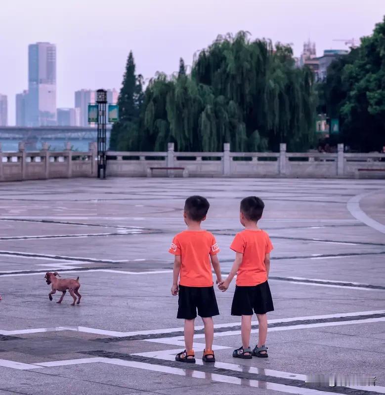 婚礼现场，16岁的双胞胎儿子亲手为父亲打开婚车门槛，这个细节胜过千言万语——当年