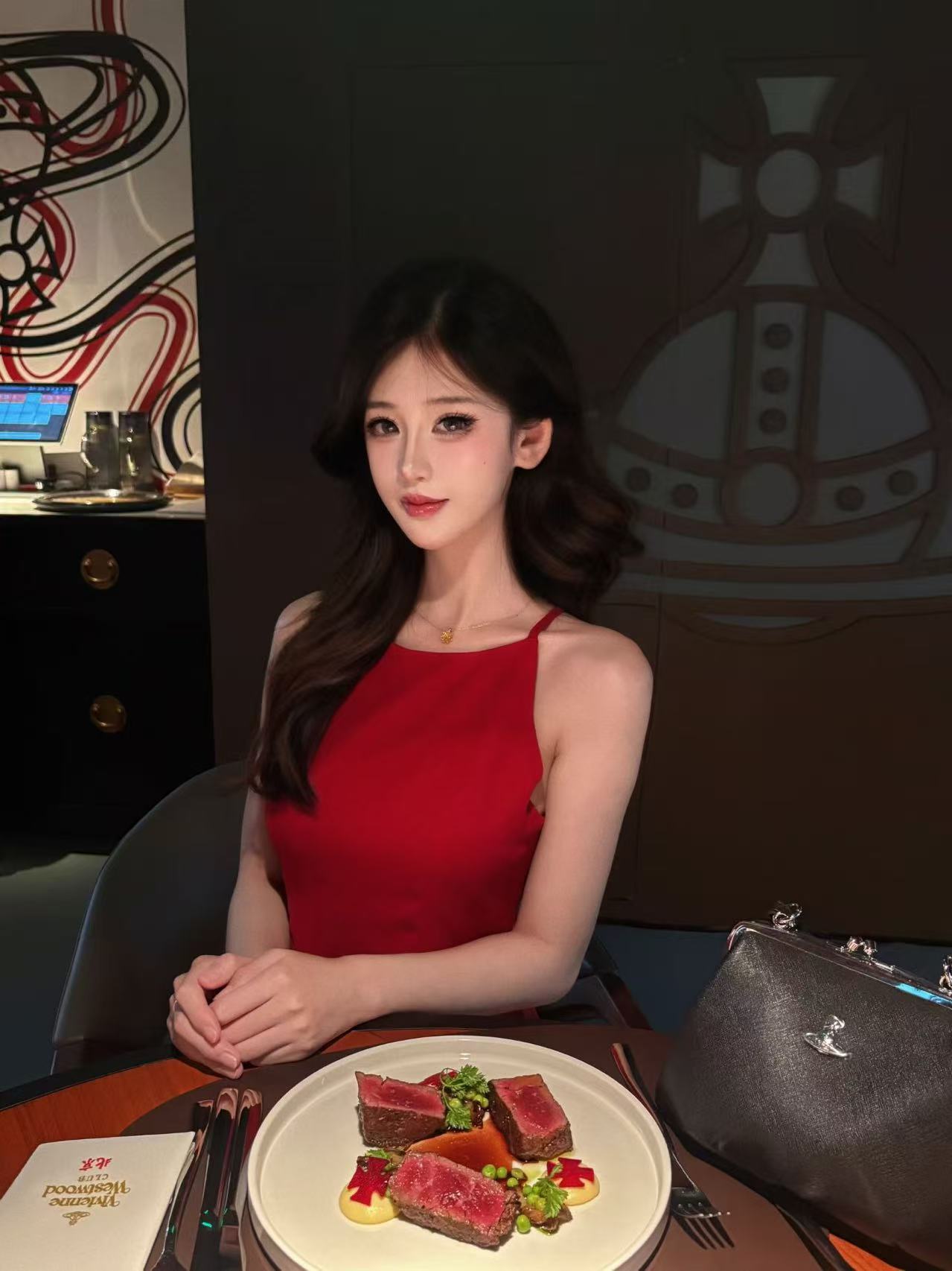 今日份的“红”运当头🍷星球蛋糕挺有意思，口感也在线。生活手记