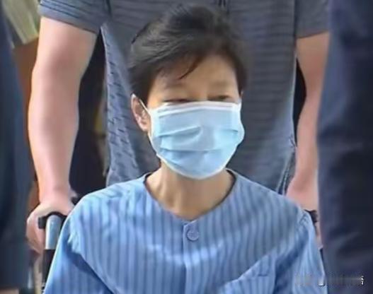 万万没想到，尹锡悦内乱罪一审宣判之际，出狱三年的朴槿惠竟然也惹上了官司！究竟是巧