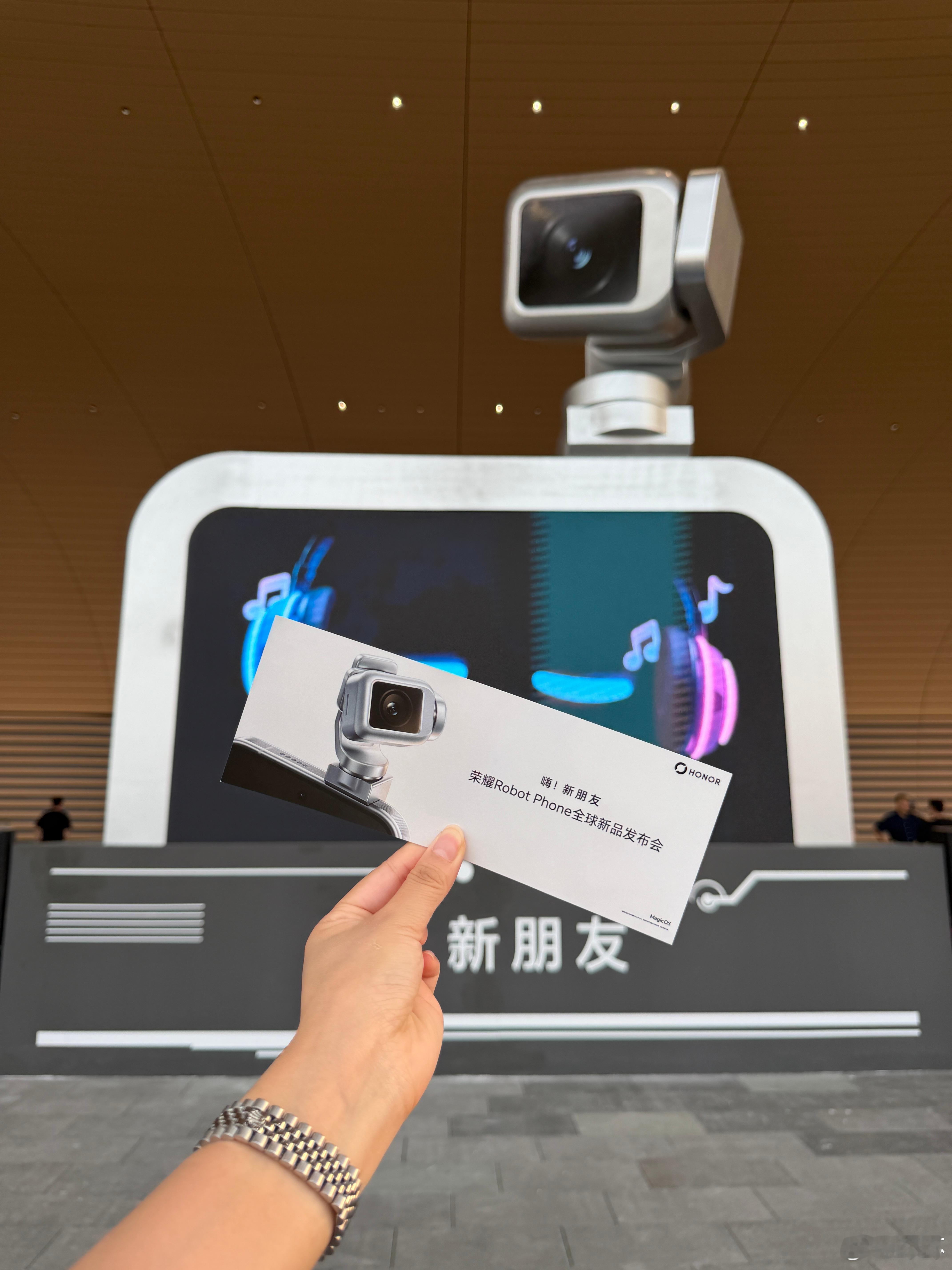 来看人类第一台机器人手机荣耀Robot Phone，听说今晚有神秘嘉宾，会是谁呢