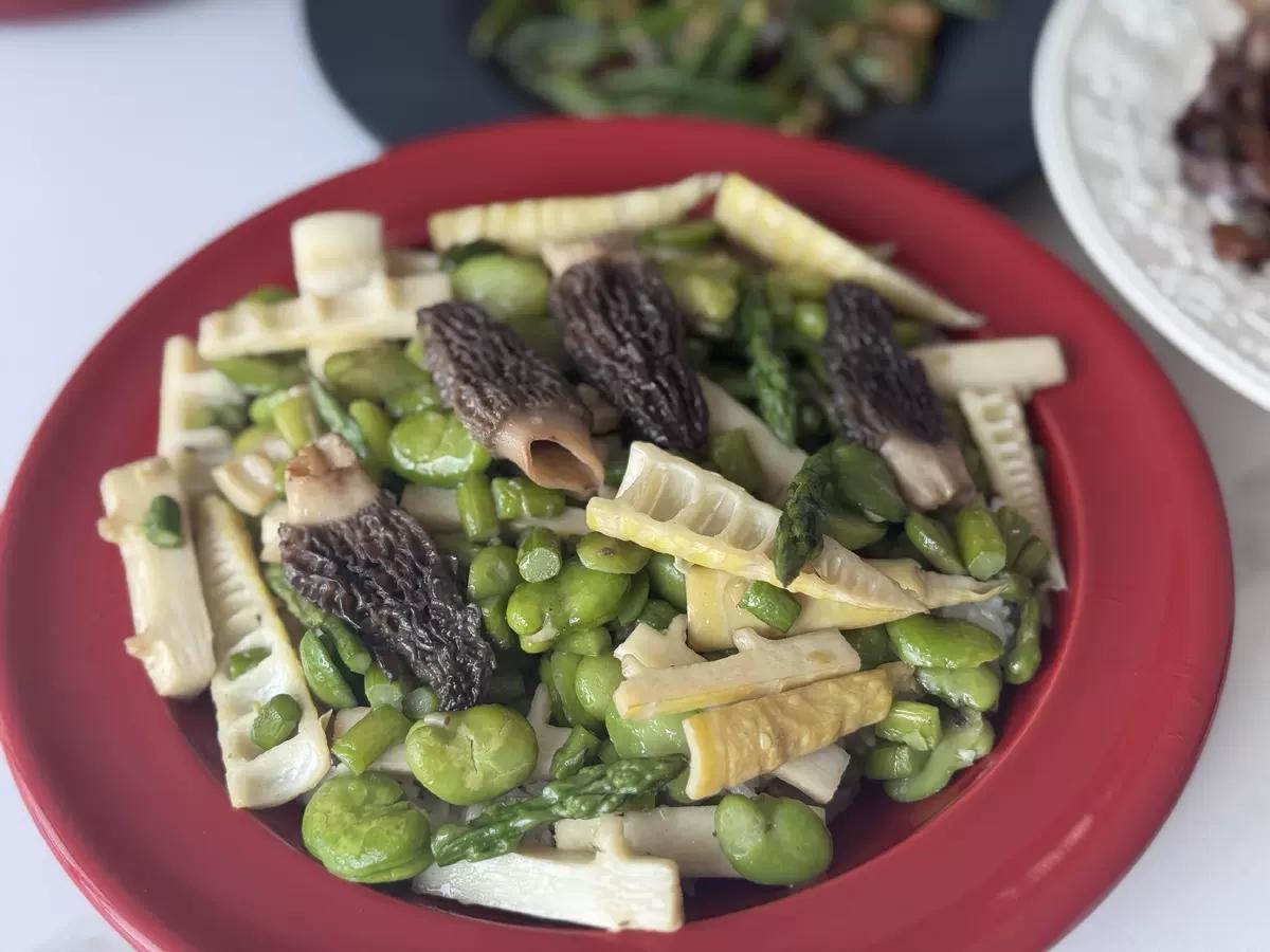 春天来了，万物复苏的季节就要吃春菜。杭州新鲜上市的春菜很多，有草头、红香椿、荠菜