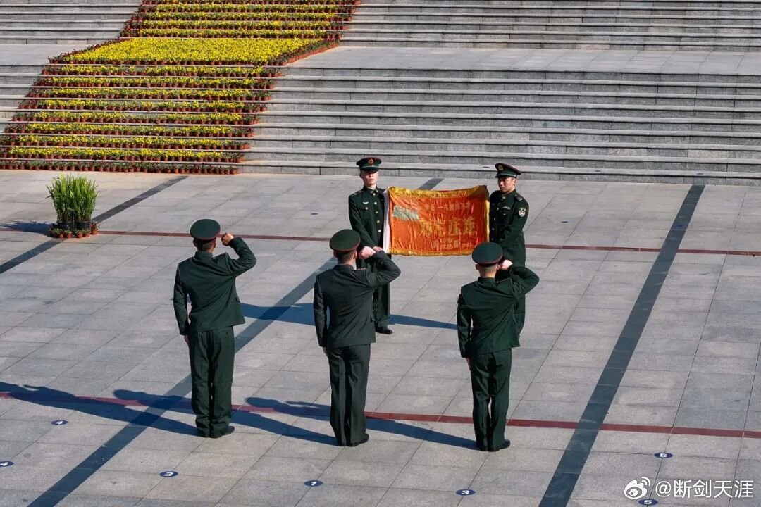 铸剑中原[超话]早安军营原原说早晚安 薪火不息，新时代中赓续英雄荣光“山河无恙，