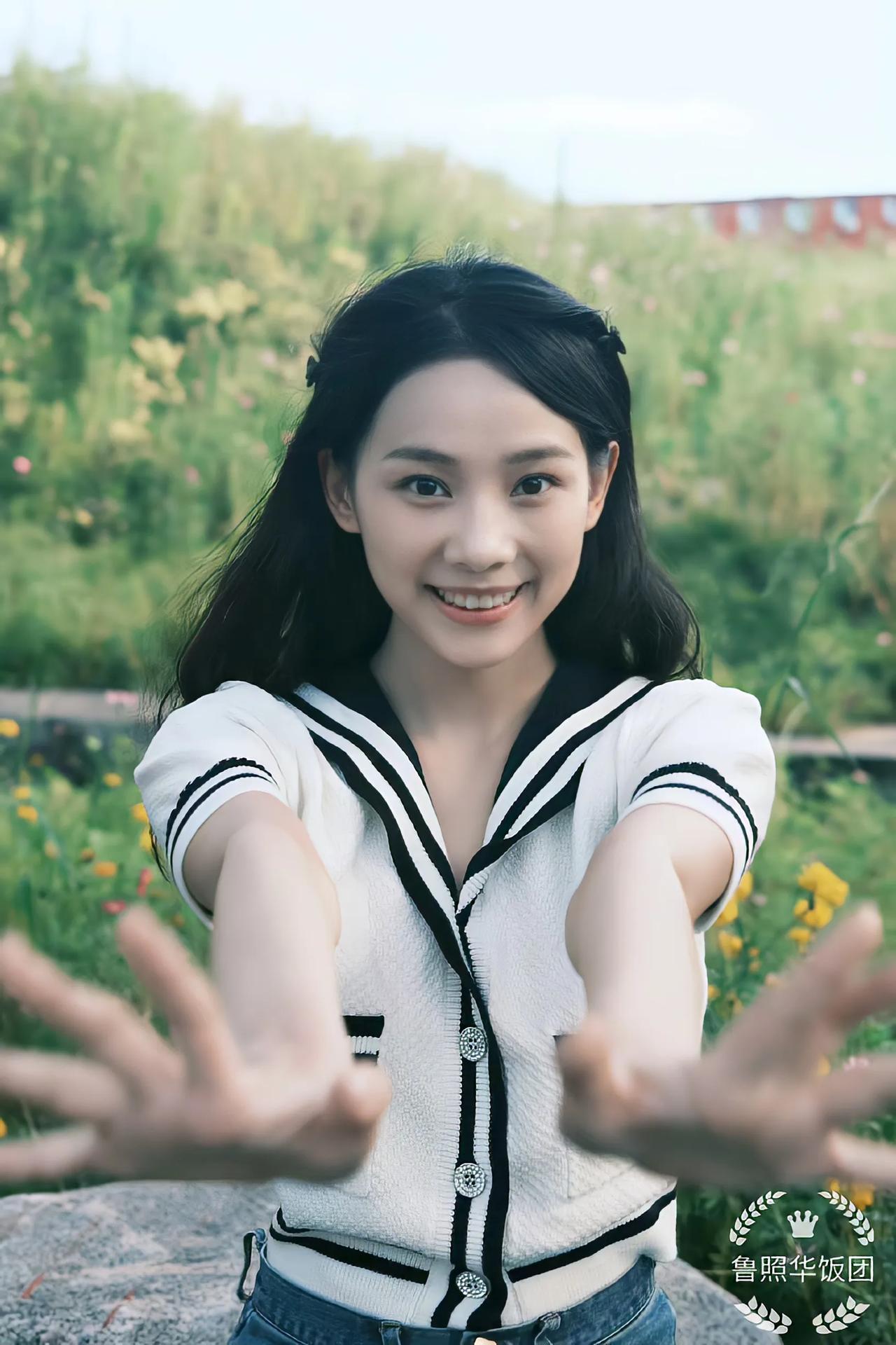 果然，年轻就是本钱，鲁照华的生图都这么好看，真实的一点瑕疵都没有！
#鲁照华身材