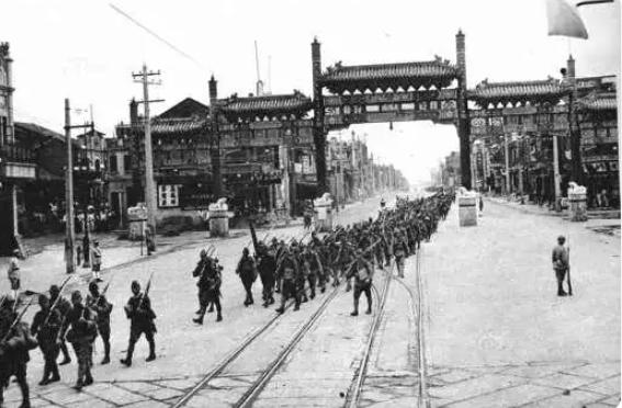 1937年7月29日北平沦陷，日军全城搜捕29军失散官兵及家属，汉奸局长助纣为虐