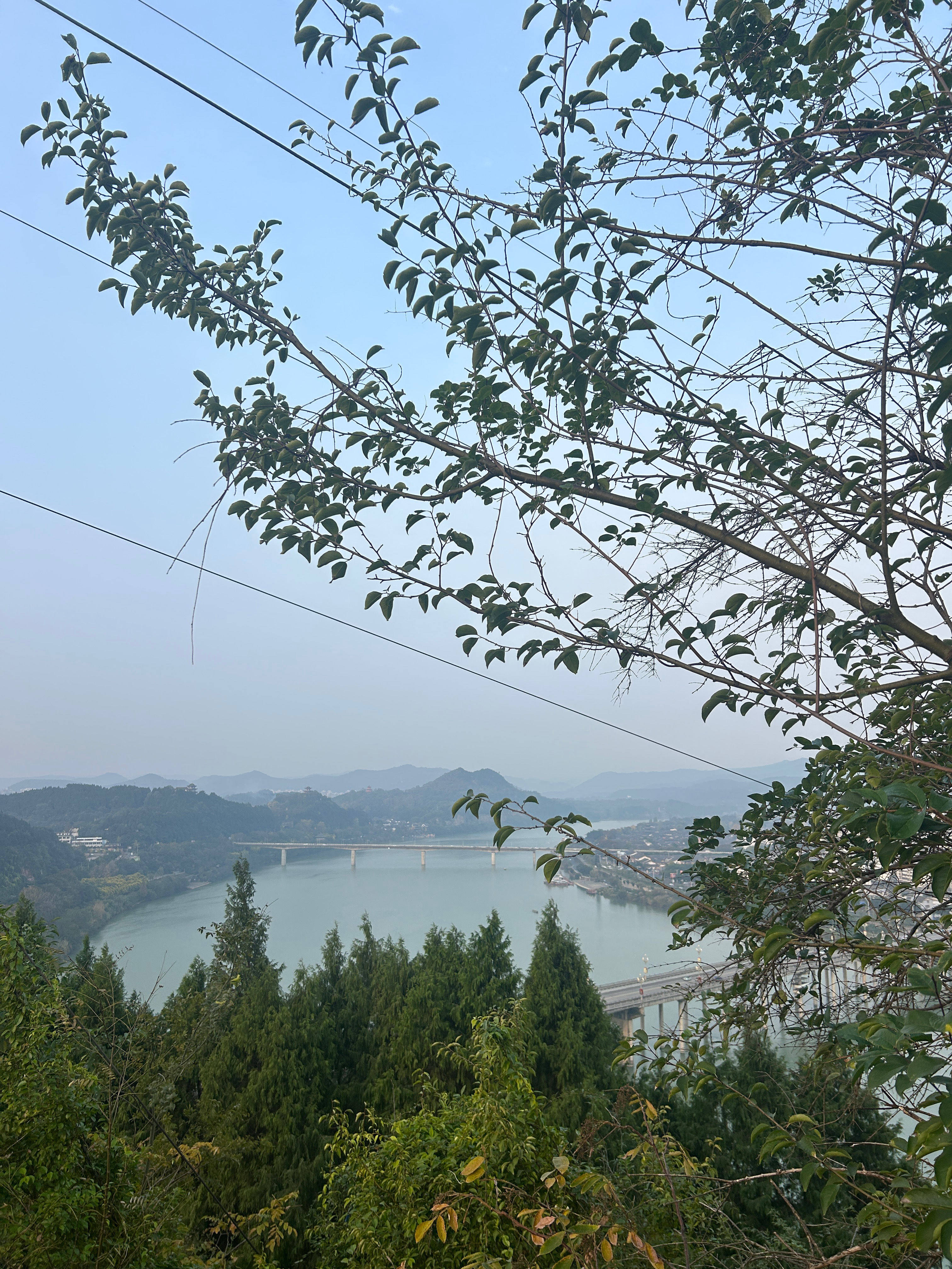 你看👀也没有那么难坐车来到山底下就开爬六首歌登顶🔝✅爬山歌单：1.넌 내게 