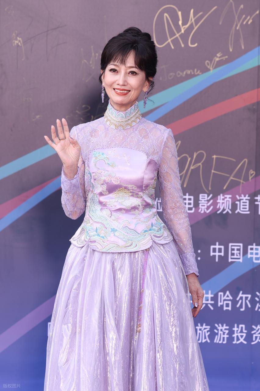 今天赵雅芝在哈尔滨走红毯，她这次搭配一件紫色的裙子，凸显出了优雅之美。

赵雅芝