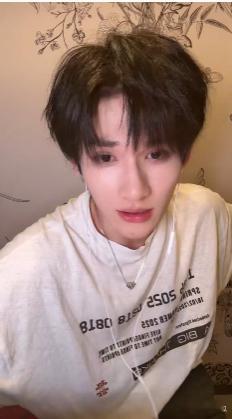 余宇涵突袭直播 余宇涵你是宠粉界的标杆吧！突袭直播陪粉丝闲聊，没有一点架子，这种