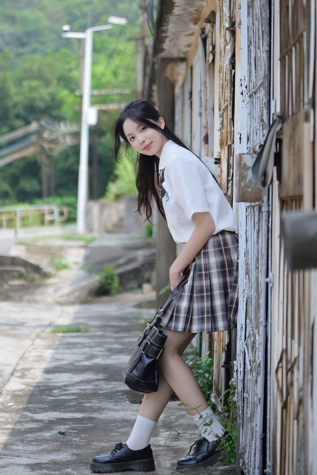 少女漫步在旧巷，青春洋溢，阳光洒满发梢。