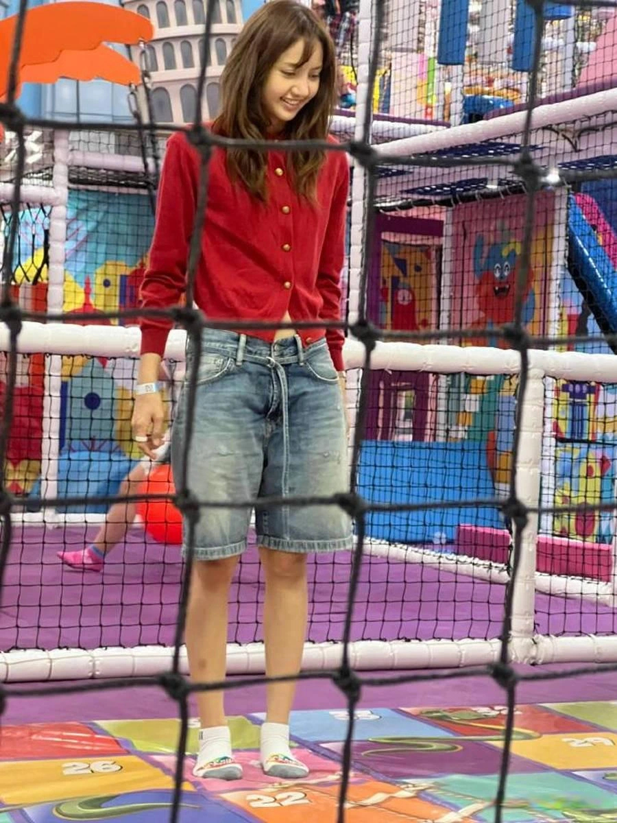 Lisa素颜现身曼谷游乐园 