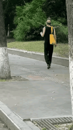 这个男子走的从容自在，这个年龄了，做自己喜欢做的事情，挺好。
男子个子挺高，穿个