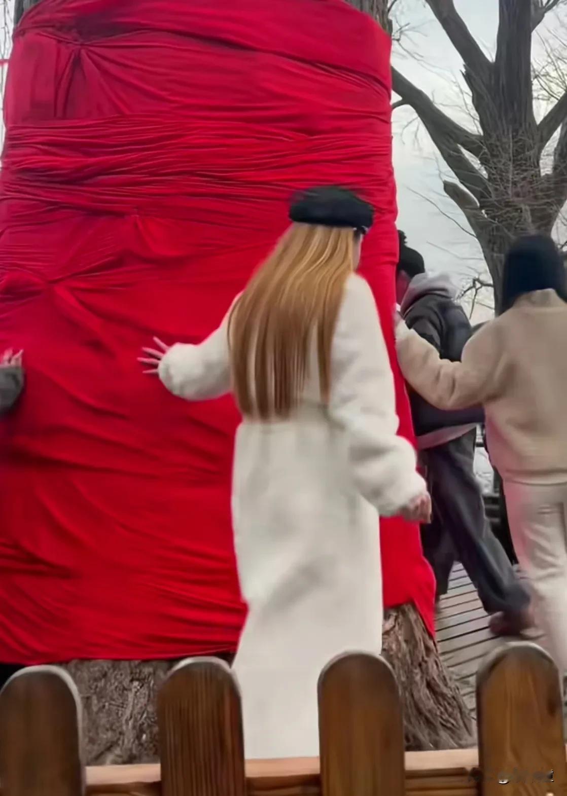 李易峰不在娱乐圈，这身材保持的依旧很好！
有网友拍到，李易峰与助理一起现身大孤山