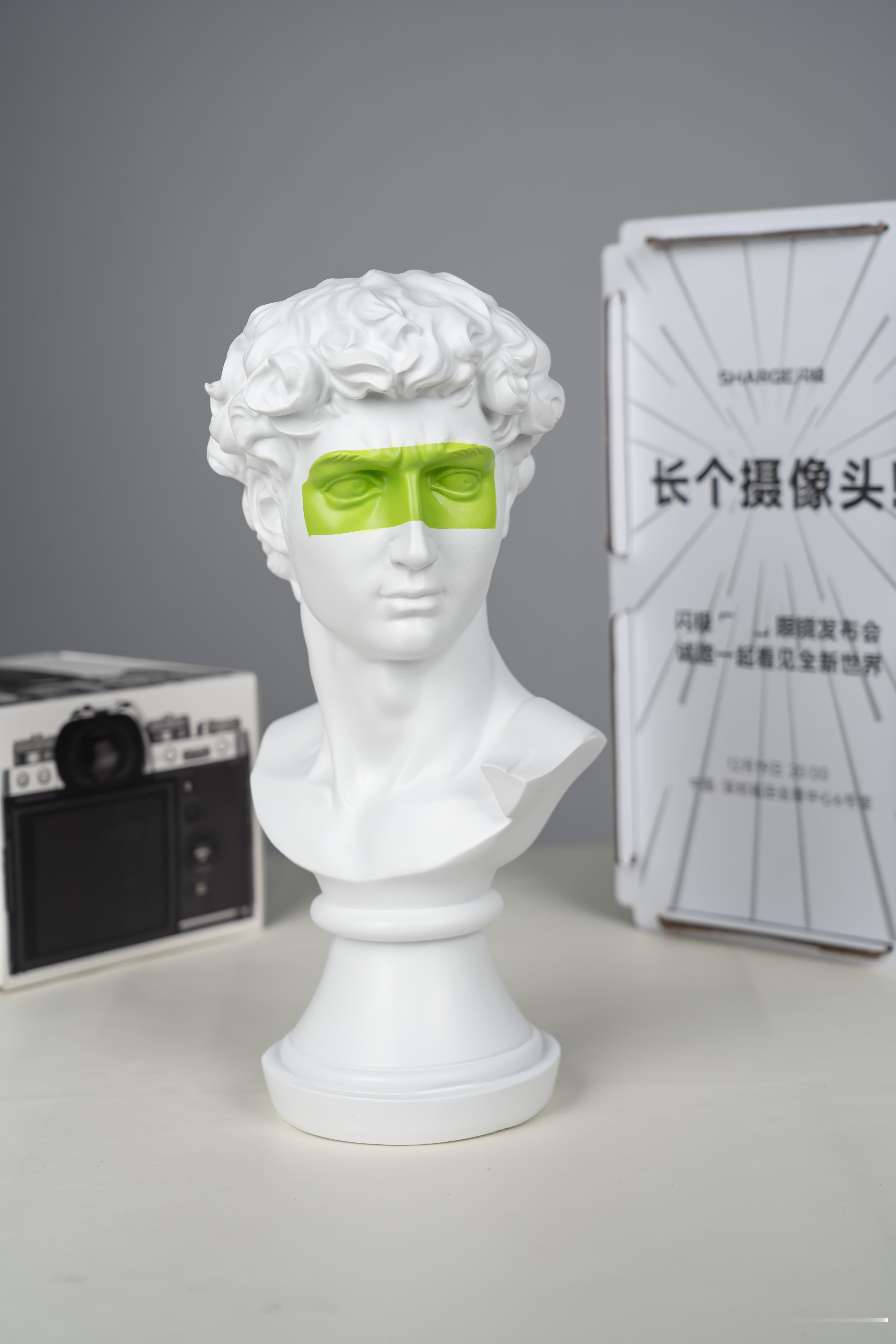 这竟然是闪极的邀请函，一个相机的盒子套在了大卫雕像的头上，卡片背部还有个问题：A