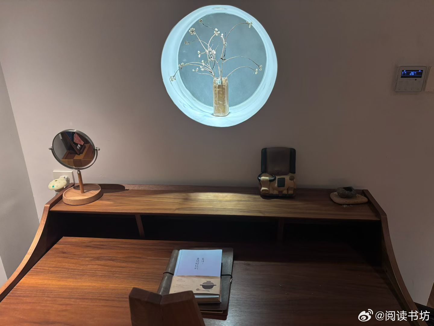 多年不见的老朋友，一旦相见，因为都是极熟而又极生疏的人，说话好像深了不是，浅了又