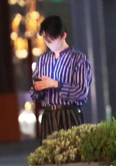 章宇怎么变这么潮了 章宇近照曝光，条纹衫、口罩遮面，站在街角低头看手机，一身穿搭