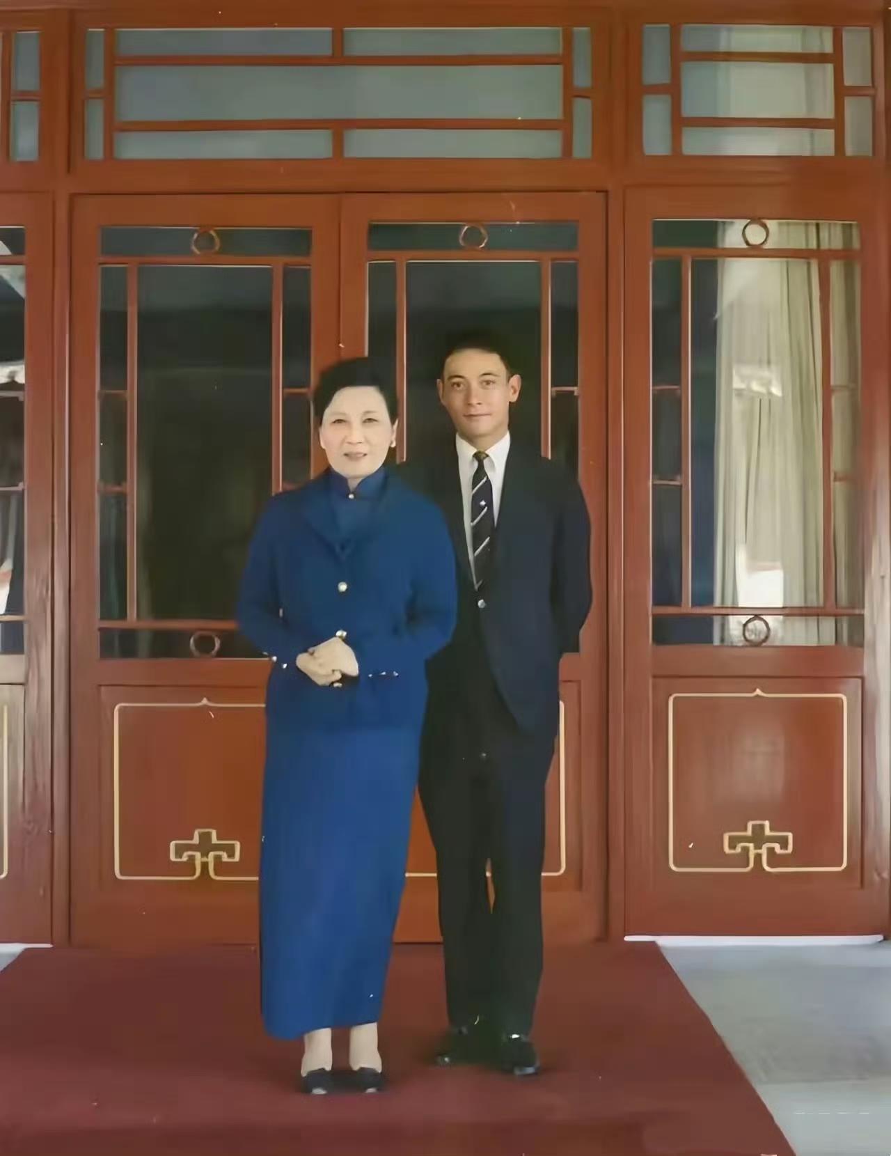 这么看宋美龄身材比例不咋地啊，这大脑袋瓜子挺大啊，这大脸盘子也挺大啊，还四四方方