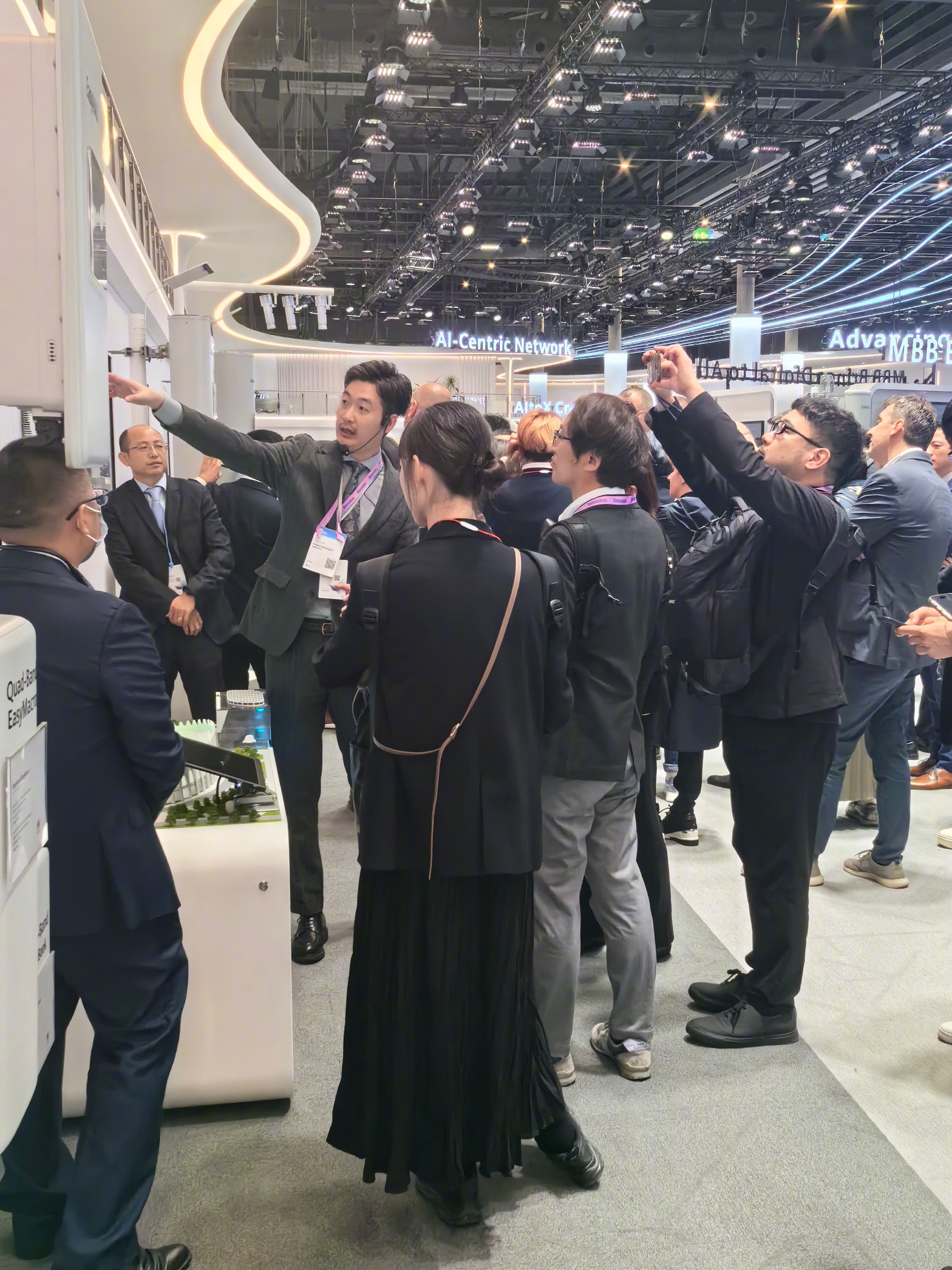 mwc2026华为展厅的日本参观团，认真听讲拍照和记录。 西班牙·巴塞罗那会展中