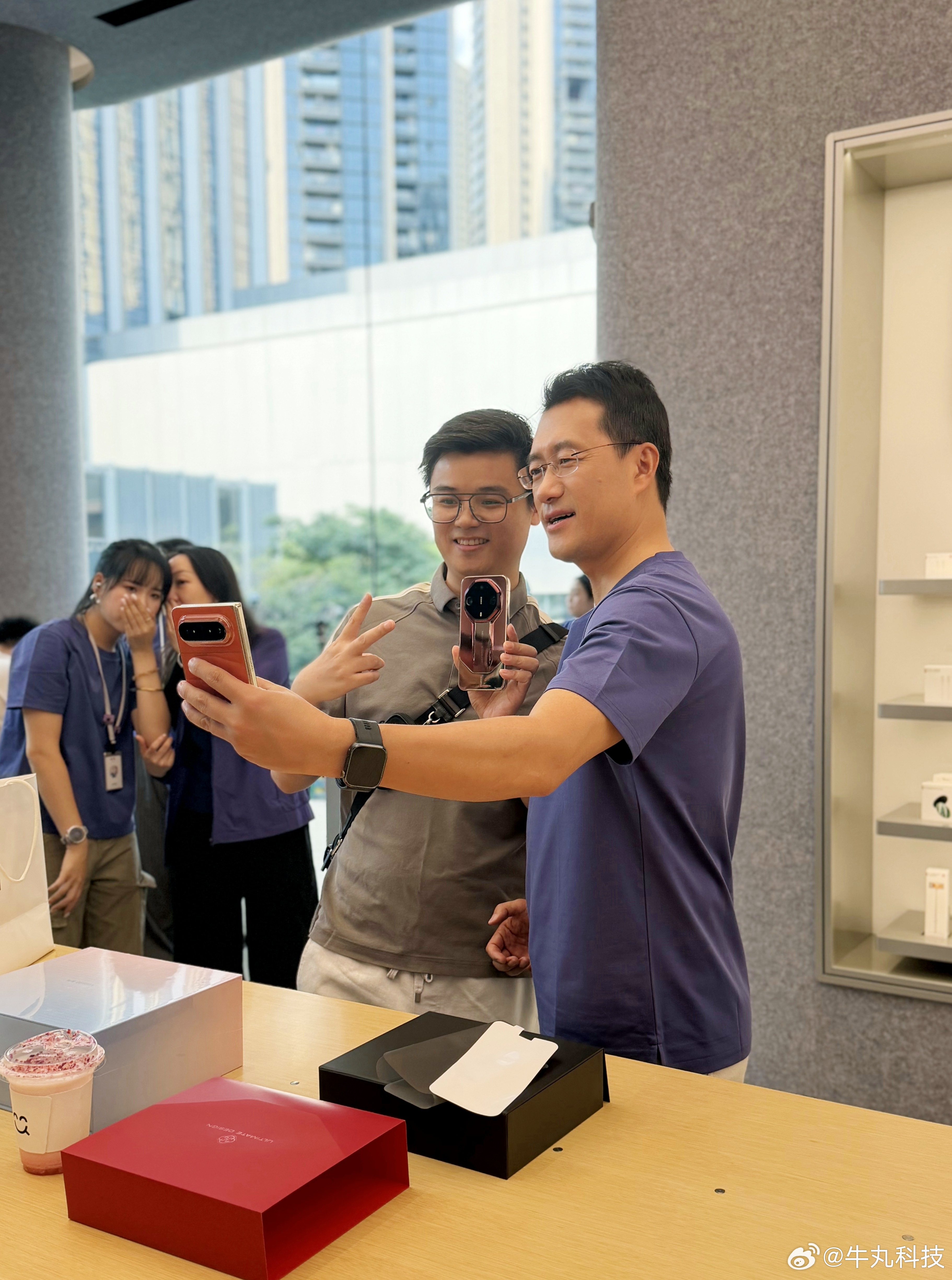 排面了，兄弟们！前几天在万象天地华为旗舰店预定了华为Mate90RS 非凡大师，