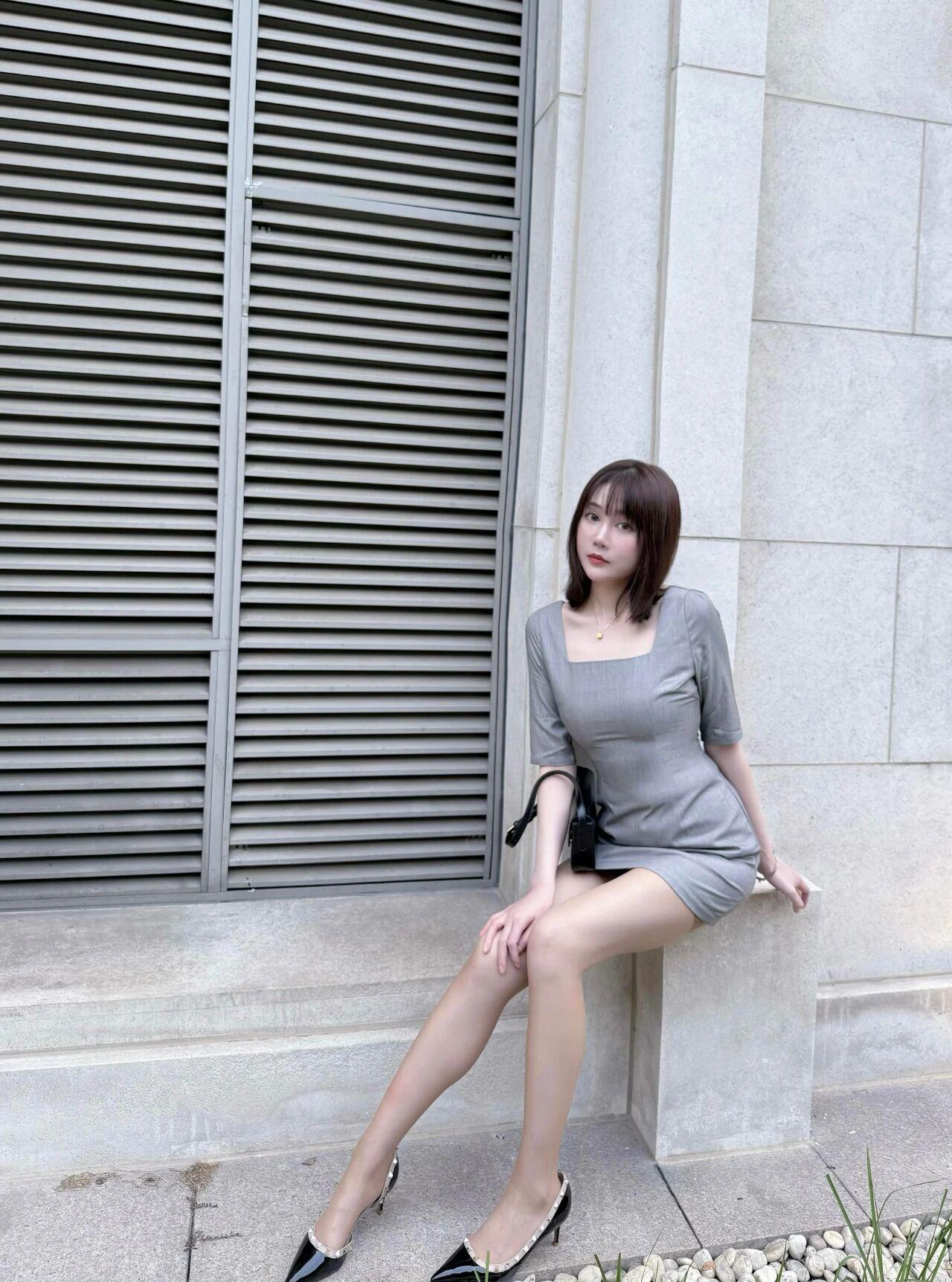 晒图笔记大赛灰色裙黑色小高跟鞋