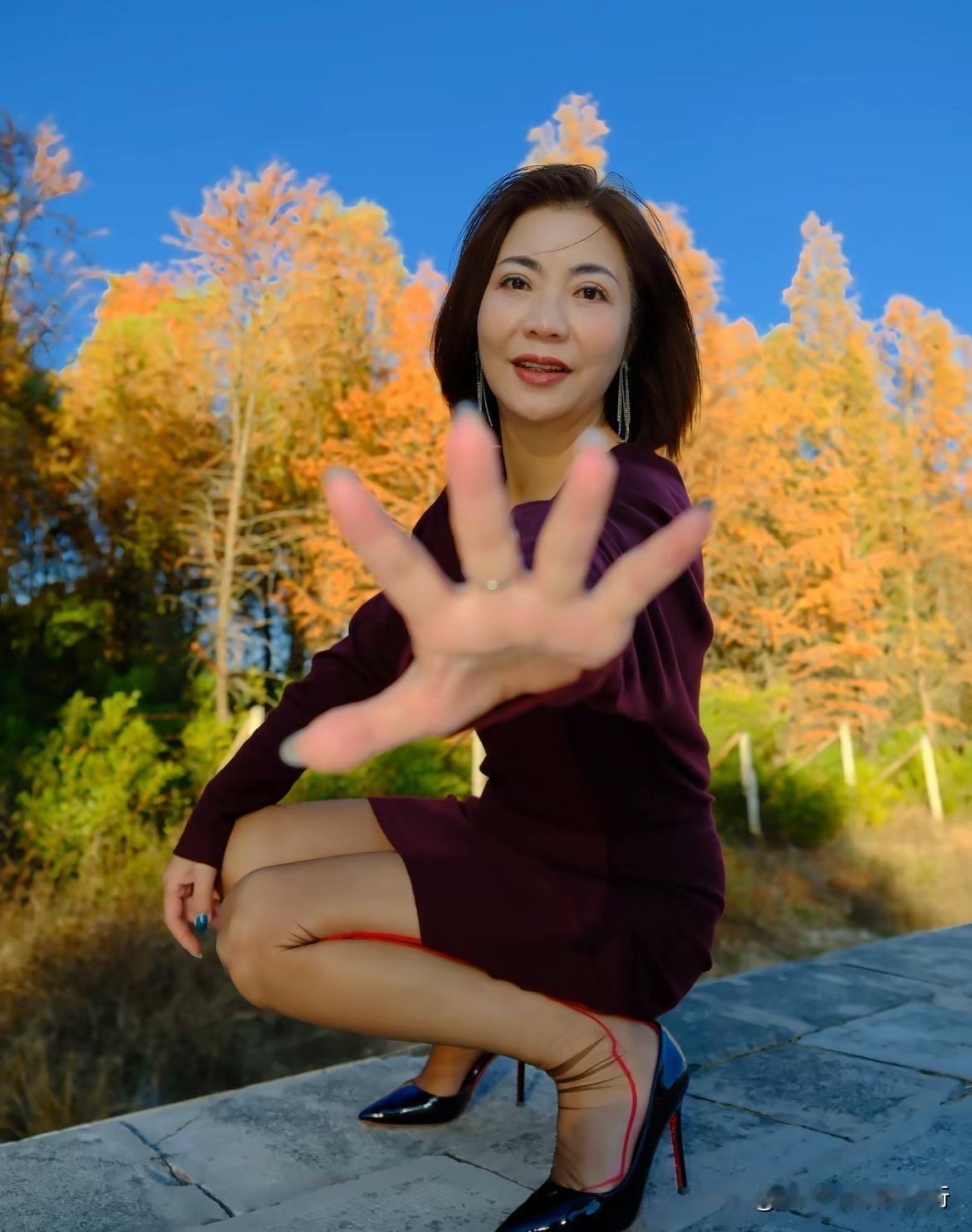 秋林把金箔抖落满肩，红棕裙与高跟鞋私语，伸手时，连风都染上了优雅的温度。

蓝天