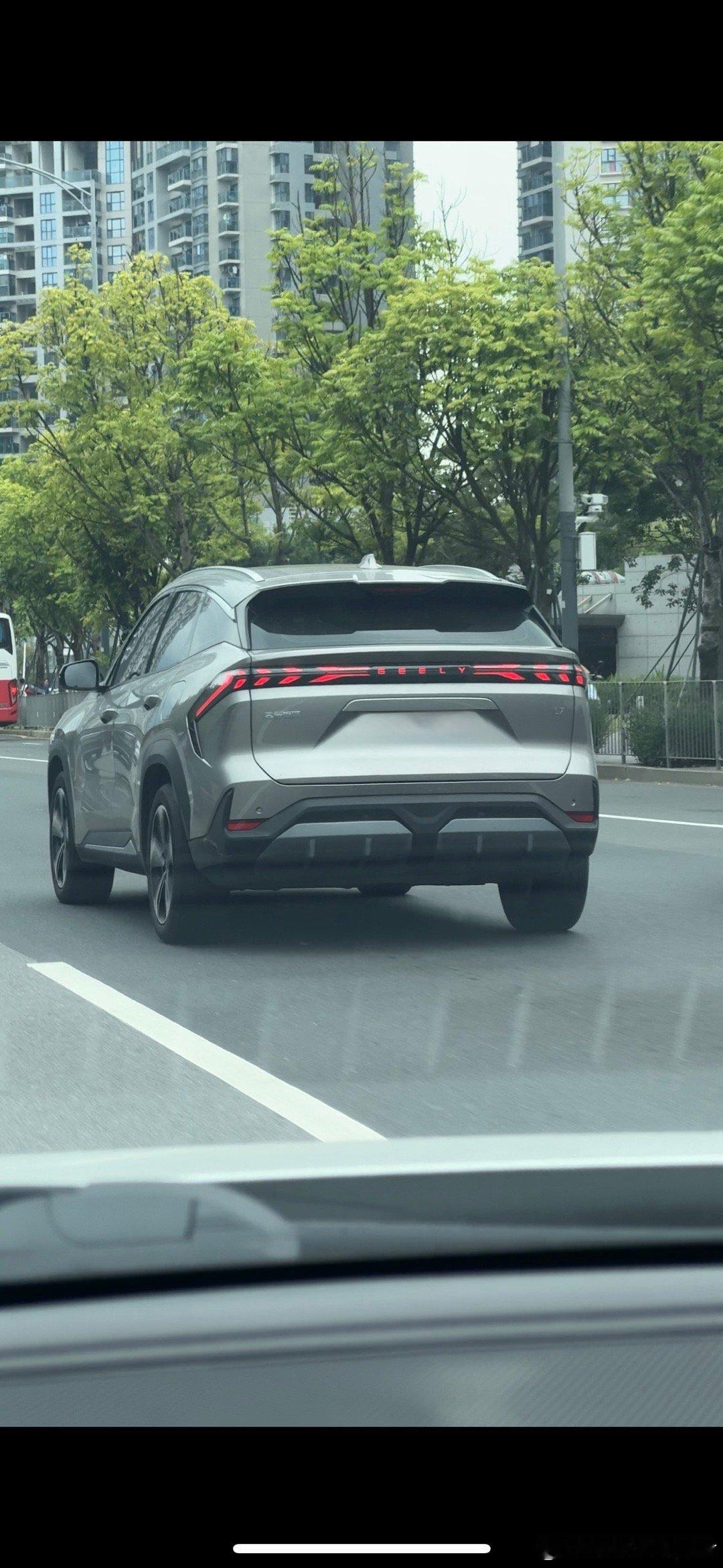 猜猜这个车的刹车灯在哪？你以为是上面这一长条的尾灯吗？是下面这俩小雾灯，真的服了