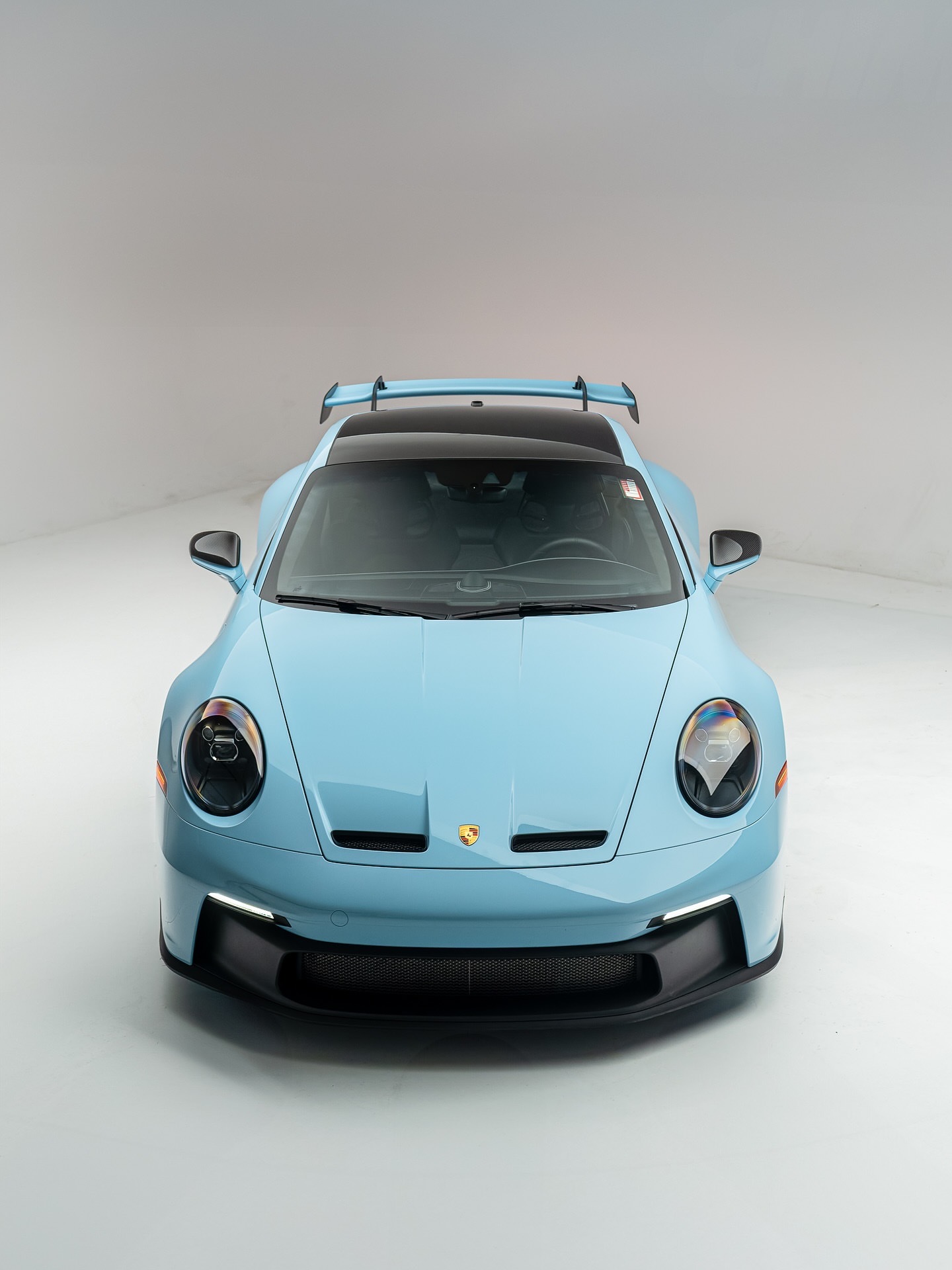 这款2022年款保时捷911 GT3以定制样式的深蓝漆面呈现，配备6速手动变速箱