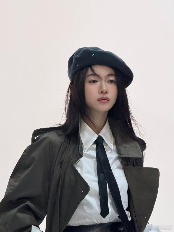 吴谨言回北京当现代人吴谨言现代人时刻吴谨言回北京当现代人，感觉现代人的时刻真好呀