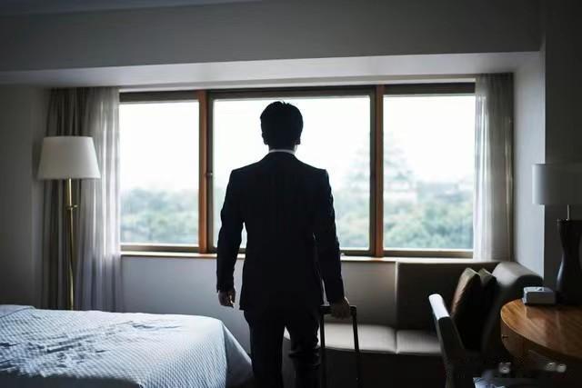 上周，和公司副总到贵州出差，晚上受邀参加了一场高端酒局，我猜肯定是喝飞天茅台，万