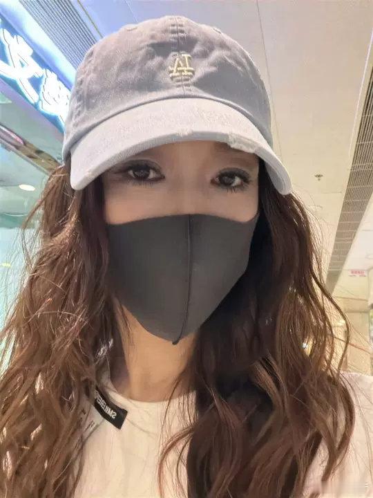 李小冉出发录制新综艺就这个熟人局爽！李小冉出发录制新综艺不想睡的星期五啦！李小冉