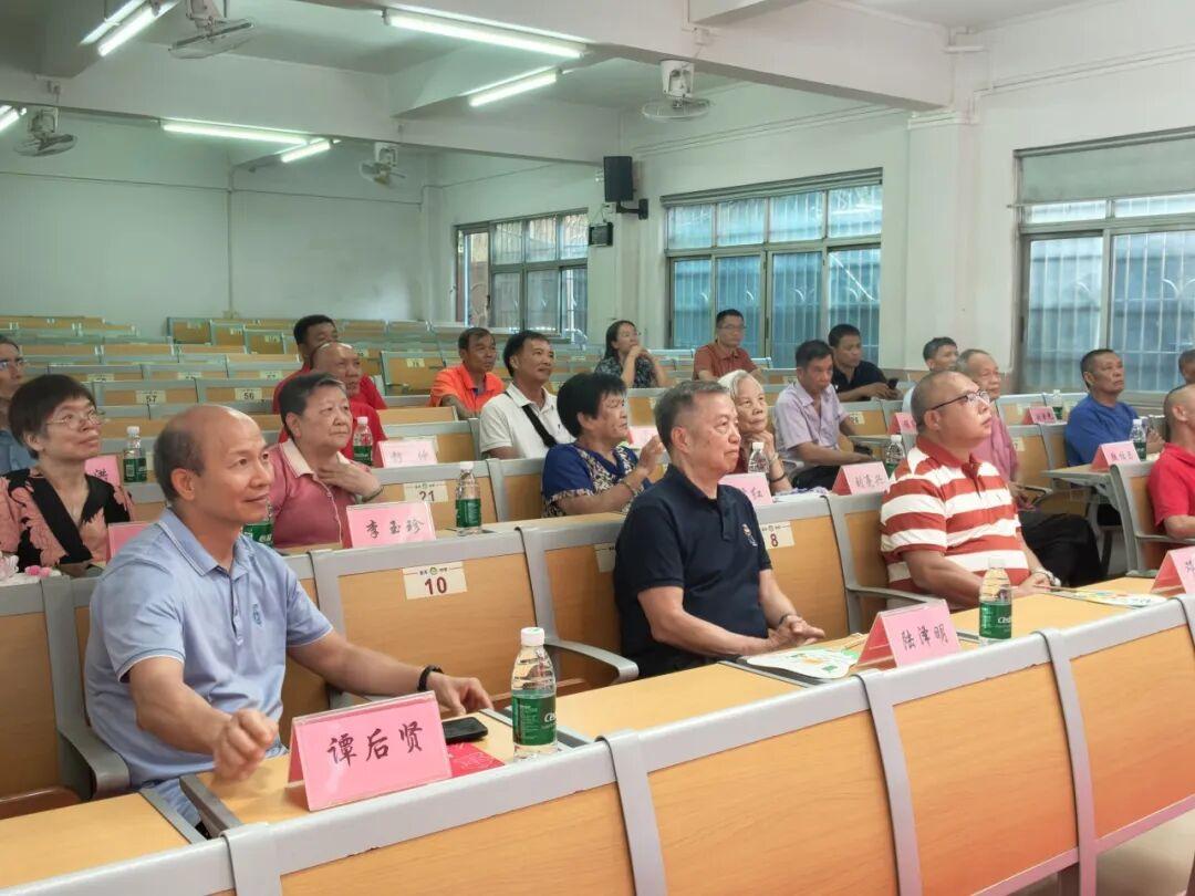 广东佛山三水区金本中学开展重阳节退休教师慰问活动
        10月13日的