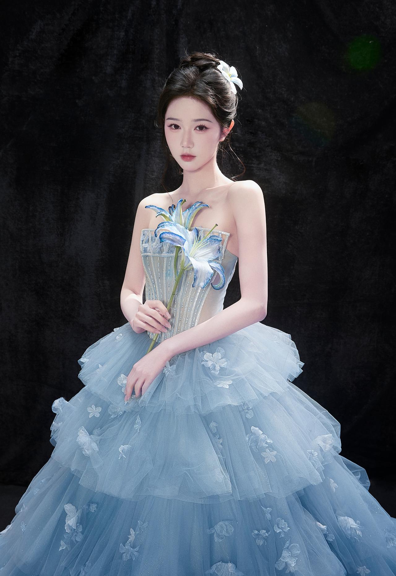 岳雨婷浅蓝千层蝴蝶纱裙，抹胸设计仙气十足