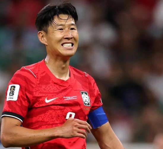 韩国足协恐怕要向国际足联投诉了！

不是因为他们短短2天被5个小组第三超越，晋级