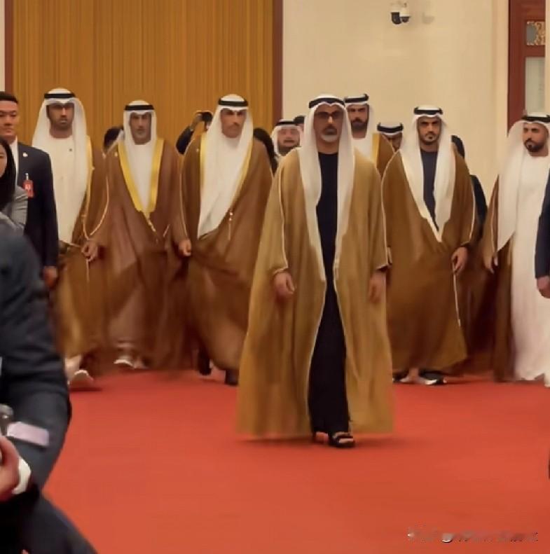 阿联酋王室走路步伐威武霸气！