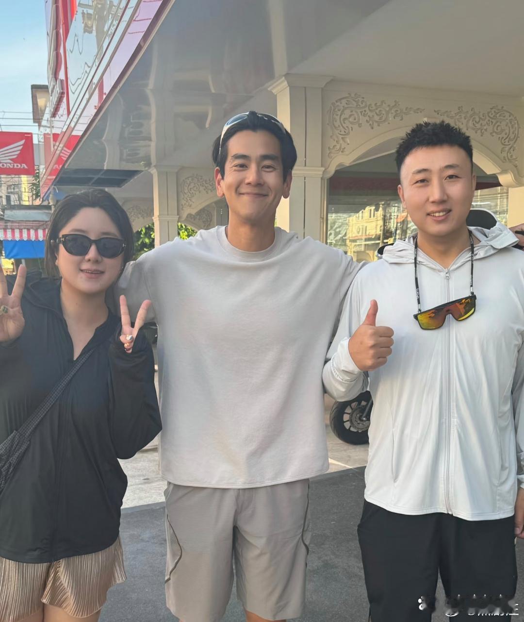 43岁彭于晏现身泰国普吉岛游玩，带着三位女士逛商业街。他的打扮朴素土气，身材挺好