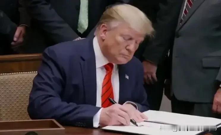#特朗普称将向乌提供顶级武器#
特朗普关于恢复对乌克兰军事援助的决定在美国国内引
