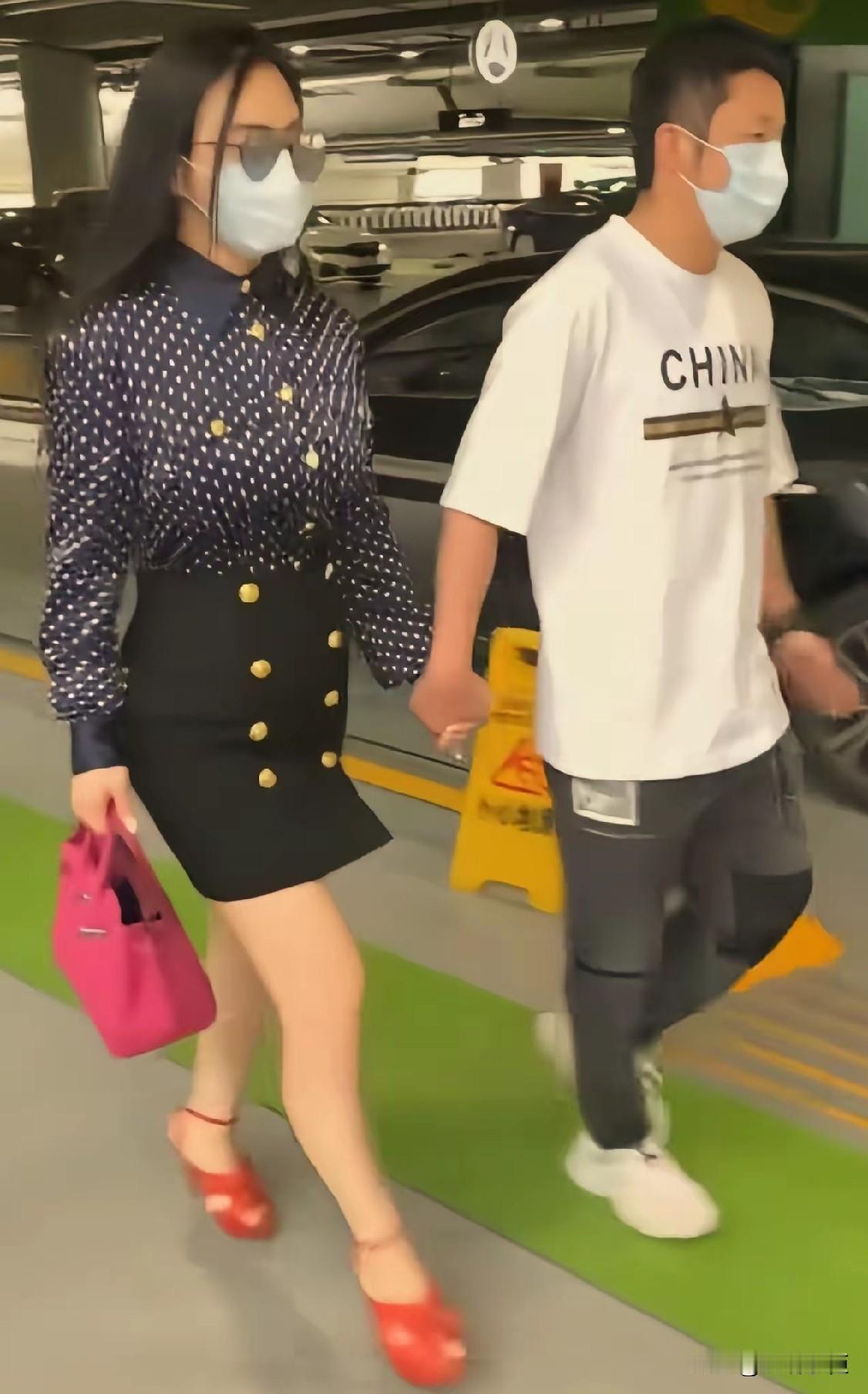 网友太有才了，给冉莹颖加了一个特别的标签：贵州穿搭主理人。

特意查了一下贵州穿