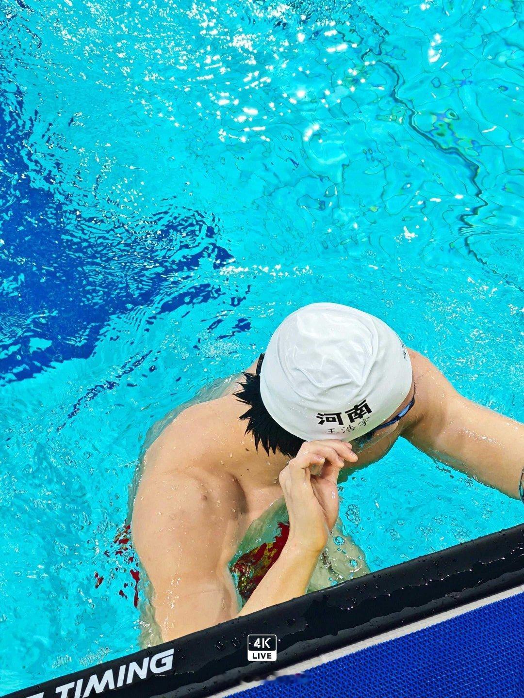 泳池是冲线的“飞鱼”，训练是死磕的“较真派”—— 热爱这事儿，就得往动真格的方向