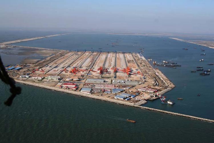 唐山港曹妃甸港区矿石码头三期扩建工程正全面施工，项目总投资约3.04亿元，码头向