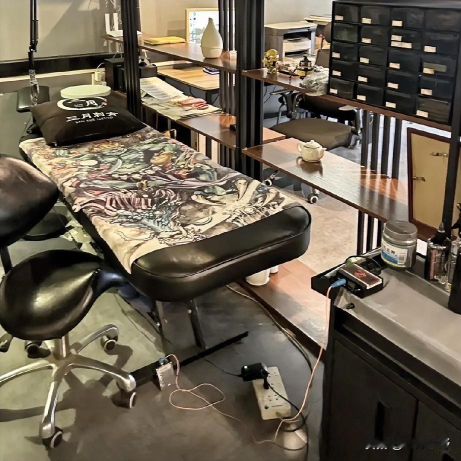 今天逛商场，看见个女生锁骨处纹着男友的名字缩写和纪念日。

看得出她现在女生非常