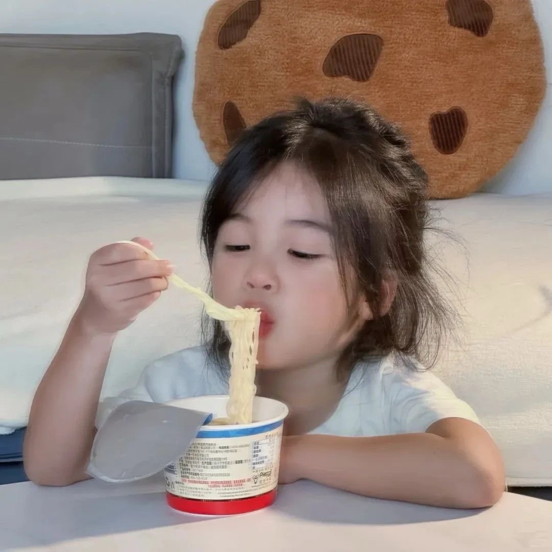ଇᐝ𝐞𝐚𝐭𝐭𝐭𝐭…🍝不要慌不要慌，泡面吃完，还有半桶汤 ​​​