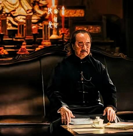 我有一种强烈的预感。
​狄龙之所以会出演王宝强的电影。
​不是王宝强给他的出演片