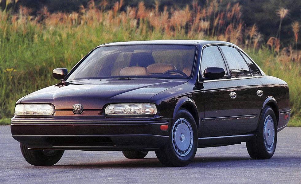 英菲尼迪 Q45，没有进气格栅的低风阻流线造型设计，1989 年上市。 ​​​